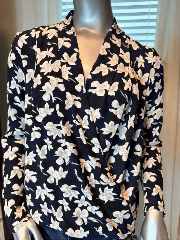 Ann Taylor Floral Wrap Blouse Small Navy Blue Black White V-Neck 3/4 Sleeve - Image 2