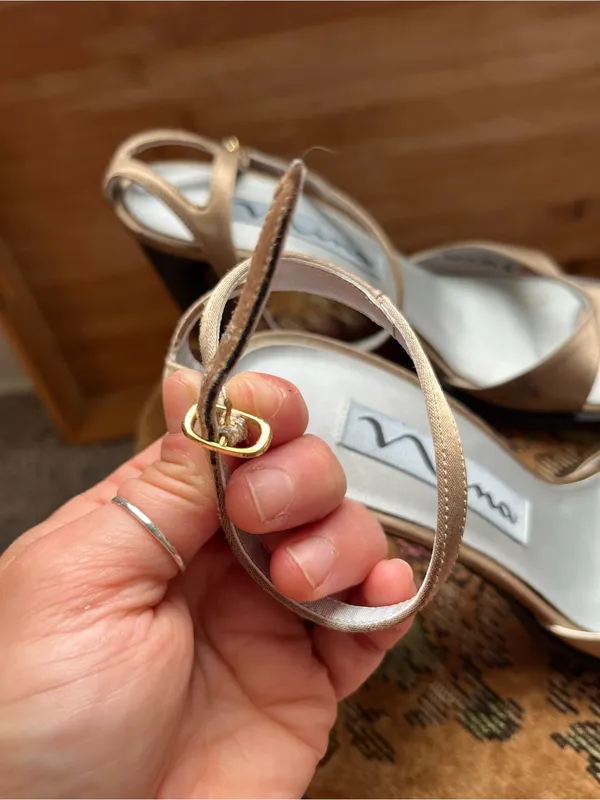 •Nina gold strappy heeled shoes• Size 7 1/2M - Image 3