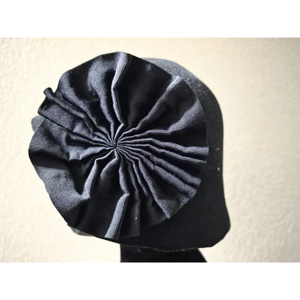 Kimchi Blue Felted Wool Hat Women One Size Black Pleated Flower Rosette Cloche - Image 2