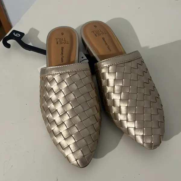 New Time & Tru Women’s Gold Woven Memory Foam Mule Sandals Size 6 NWT - Image 4