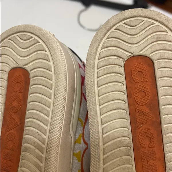 Coach Clip Low Top Sneaker In Rainbow Signature Canvas 6.5 - Image 3