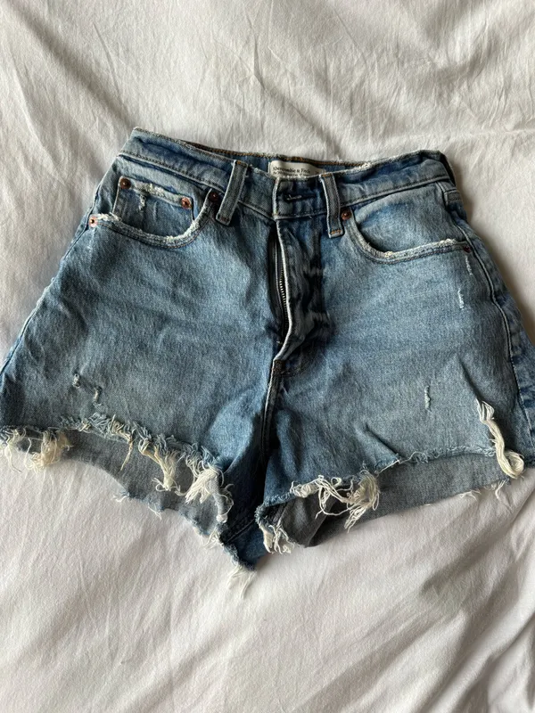 Abercrombie 90s Relaxed High-Rise Jean Shorts Cut-Off - Image 4