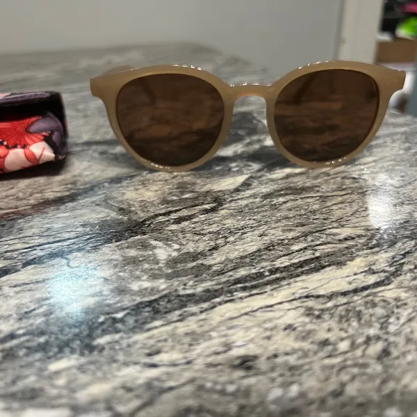 Stylish Tan Sunglasses - Image 4
