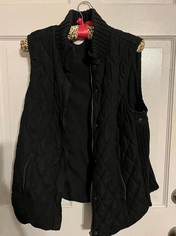 Stylish Black Quilted Vest with Pockets Size L - Image 2