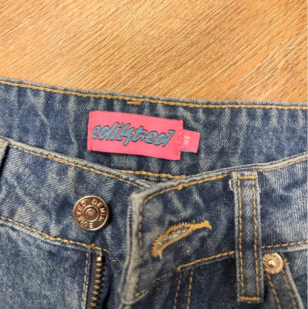 Edikted Low-Rise Jeans - Image 4