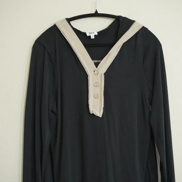 BKE Women's Size Small Long Sleeve Hooded Henley Top Black Tan‎ Trim Fall Casual - Image 2