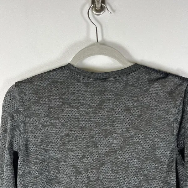 Lululemon Gray camo Breeze By Long Sleeve Women’s Size Medium Athletic Running‎ - Image 5