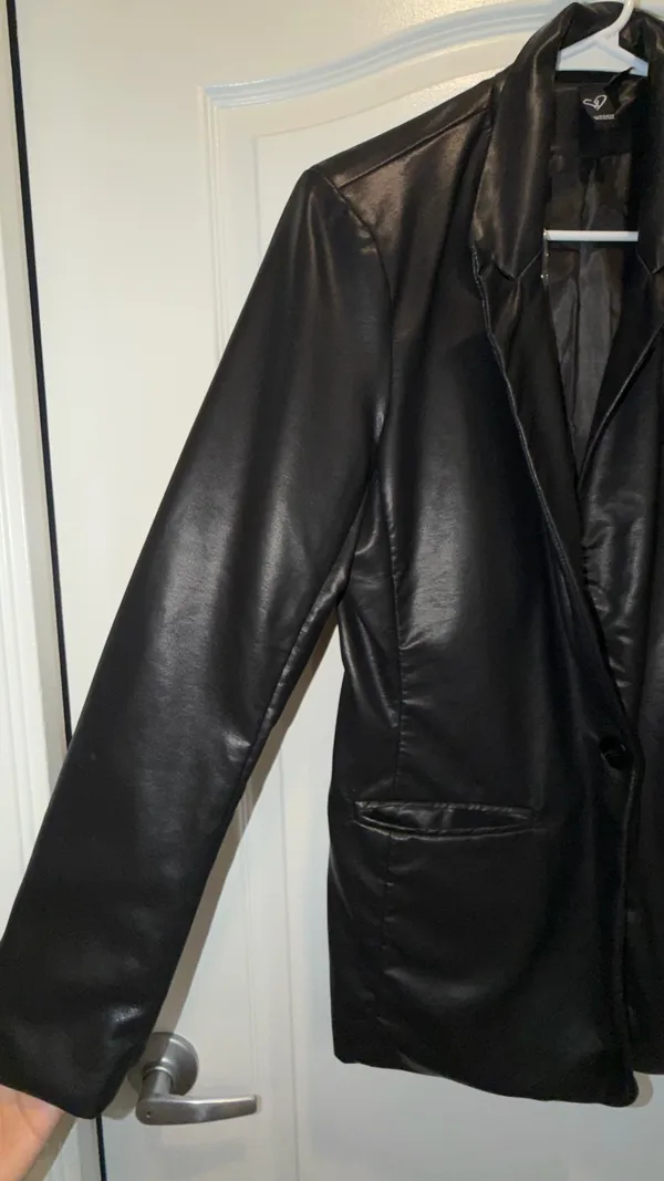 Windsor black faux leather blazer in size M #blazer #fauxleather - Image 8