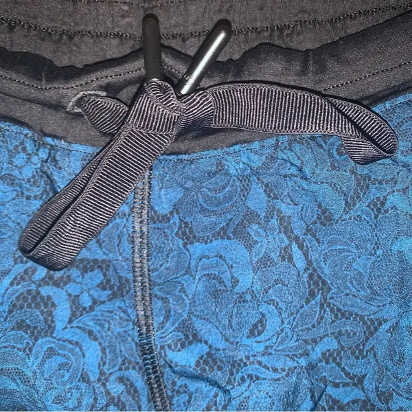 Lululemon Hotty Hot Short Mini Park Lace Multi Black and Blue Size 8 - Image 3
