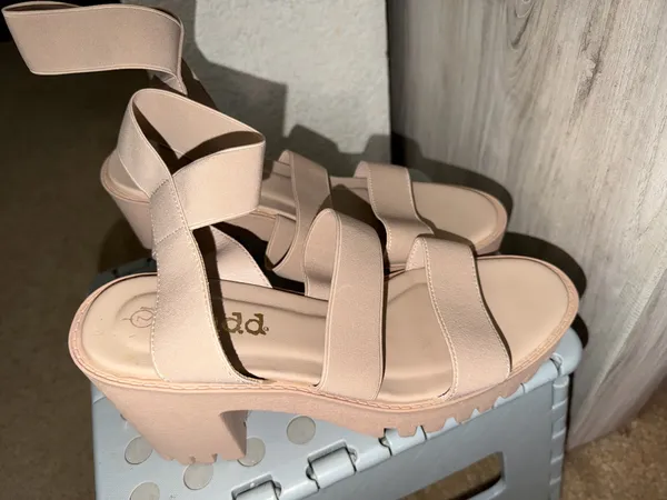 Women Beige heels Tan Size 7 - Image 4