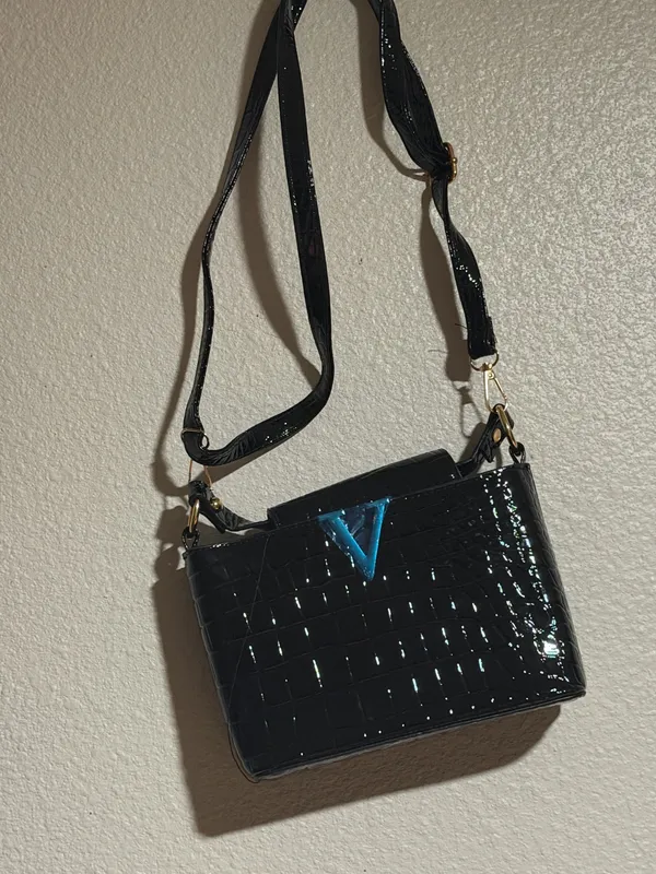 Stylish and elegant handbag in good condition. Perfect for everyday use, work, shopping, or going out. Spacious enough to carry your essentials and easy to match with different outfits. Please check the photos for the exact condition and details. - Image 3