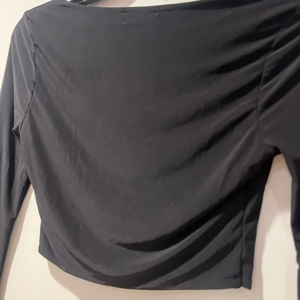 PrettyLittleThing Elegant Black Long Sleeve Crop Top - Image 4