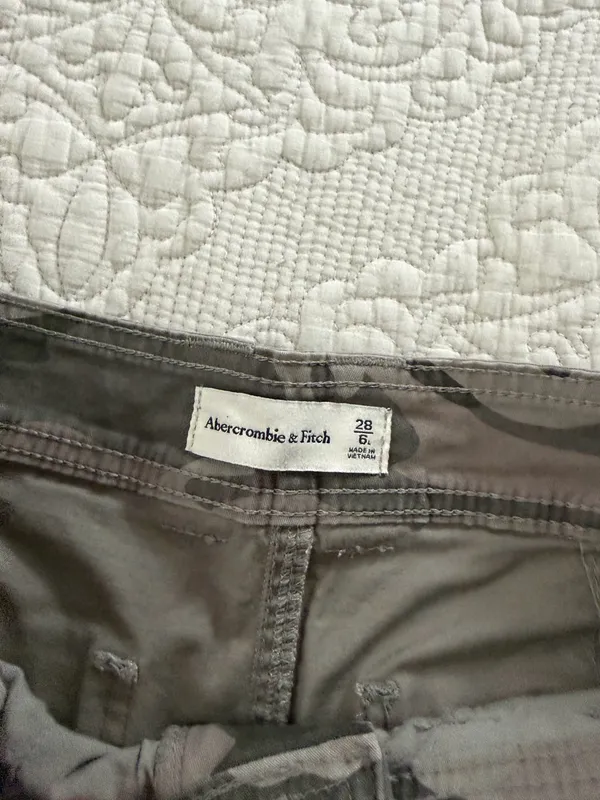 Abercrombie and fitch camo high rise cargo pants size 6l - Image 5