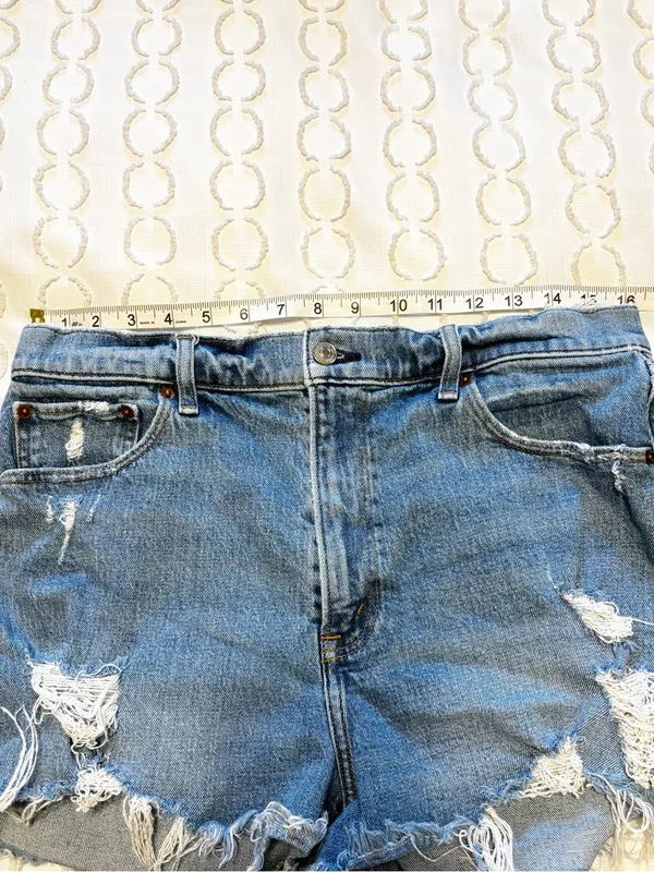 Abercrombie & Fitch The Mom Short High Rise Distressed Medium wash size 12 - Image 3