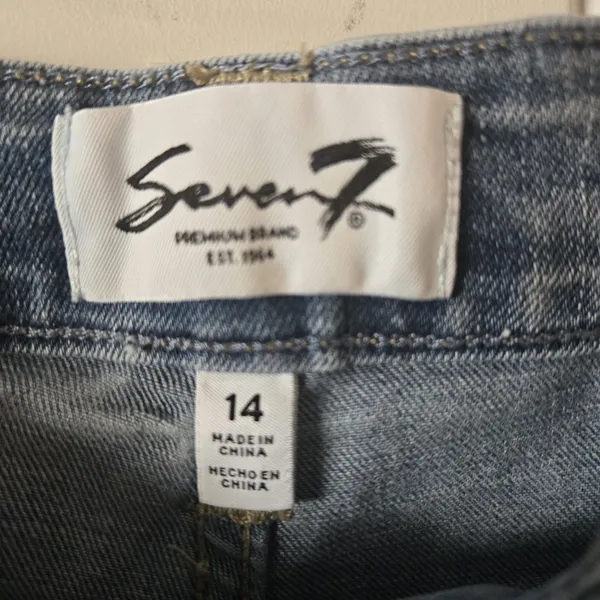 Seven7 Women’s Denim Shorts Size 14 Light Wash Distressed Raw Hem High Rise NWOT - Image 3