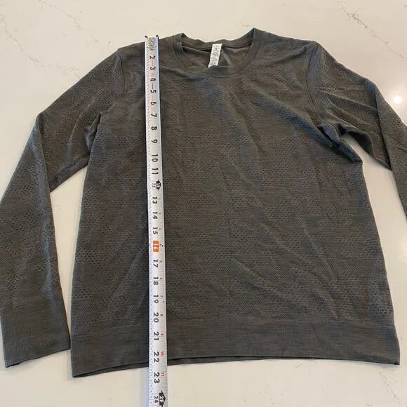 Lululemon Gray Long Sleeve Workout Top Shirt Size‎ 6 - Image 6