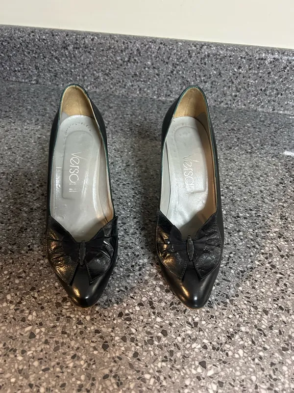 Vintage Versani Black Pointed-Toe Leather Heels with Decorative Knot - Image 3