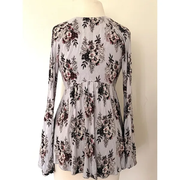 Free People Speak Easy Lavender Floral Deep V Neck Bell Sleeve Boho Tunic Top S - Image 4