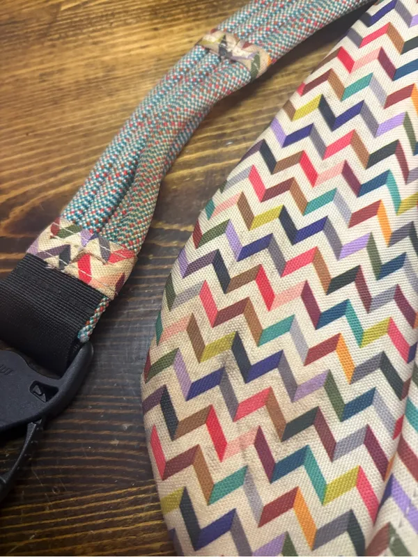 Kavu chevron print sling bag - Image 8