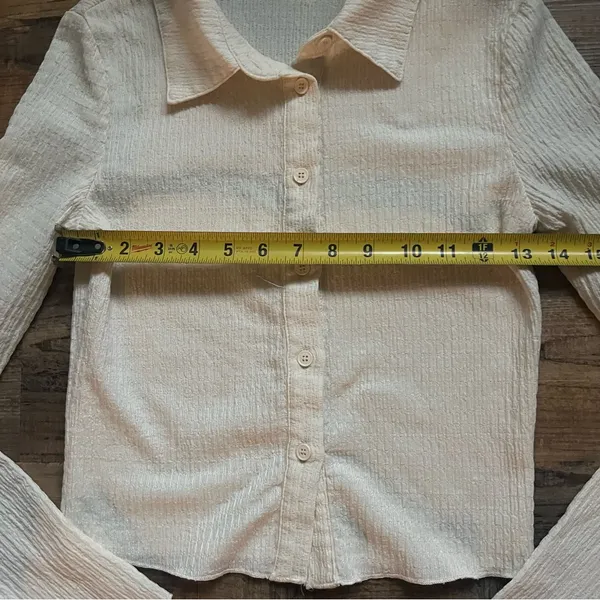 Cider Womens Cream/Beige Textured Long Sleeve Collared Button Down Crop Top Sz S - Image 4