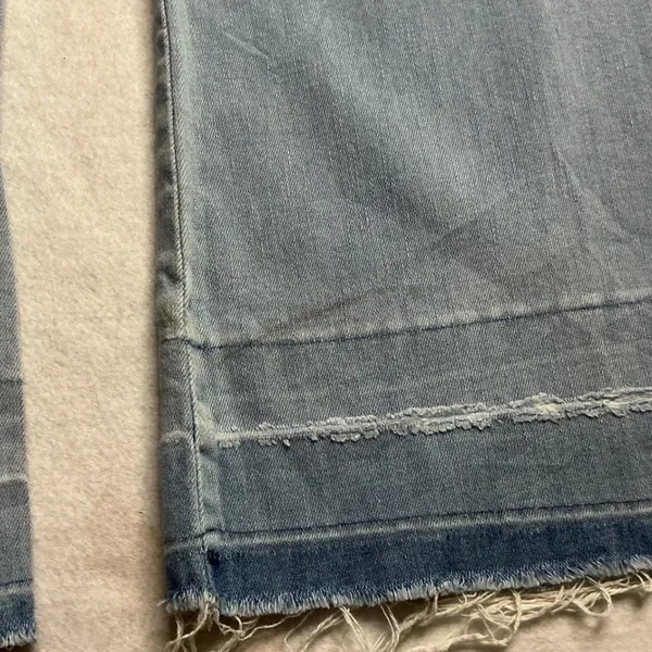 ELA Jeans Womens Light Wash Distressed Flare Jeans SZ 6 Raw Hem Distressed Knee - Image 5