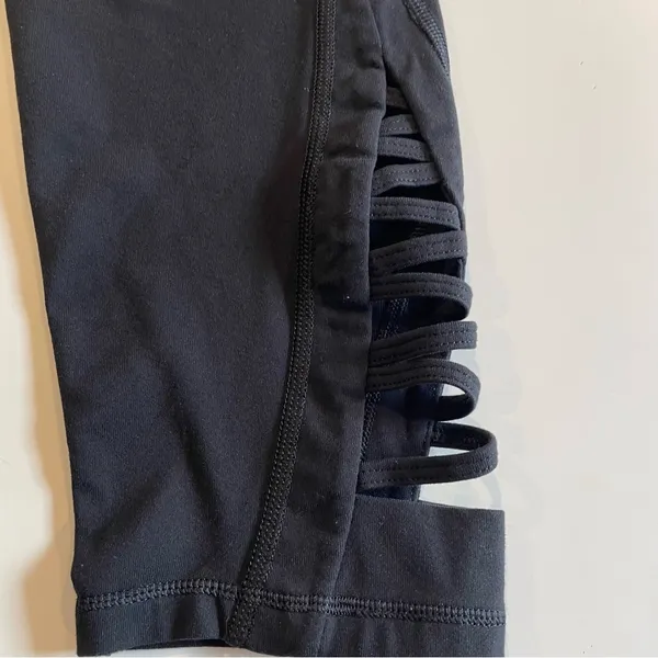Athleta Mind over Mat Capri Lattice Cut Out Leggings Women’s size small Black - Image 6