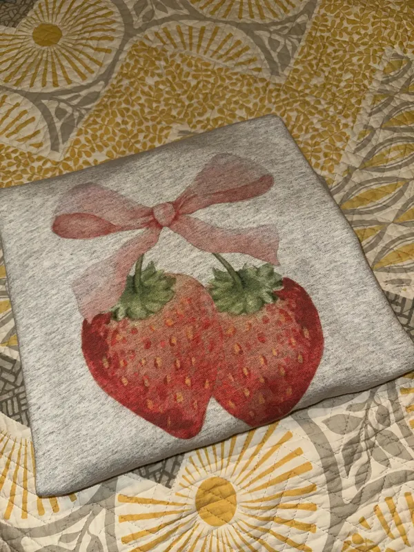 The Vaulty Strawberry Sweatshirt Gray Size M - Image 3