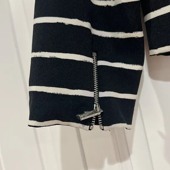 Elizabeth and James Jayren Crop Top Black White Stripe Womens‎ medium - Image 6