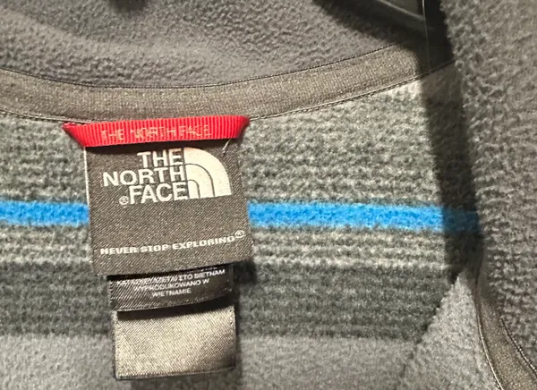 The North Face Striped Sweater is a Men’s size XL. - Image 4