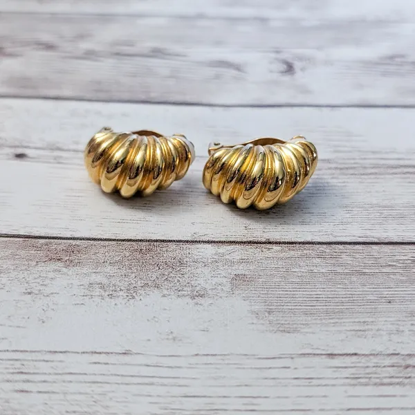 Vintage Clip On Earrings - Statement Ribbed Half Hoop Gold Tone Large - Image 4