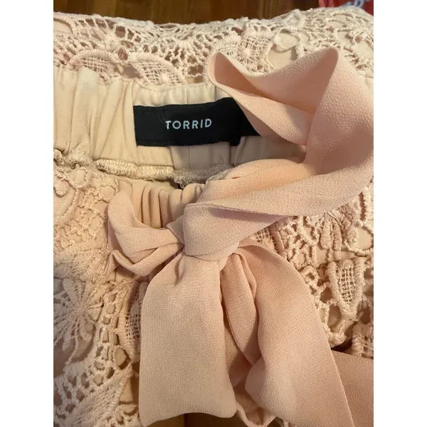 Torrid Blush Pink Floral Lace Scalloped Hem Shorts Size 1 Elastic Waist Tie - Image 6