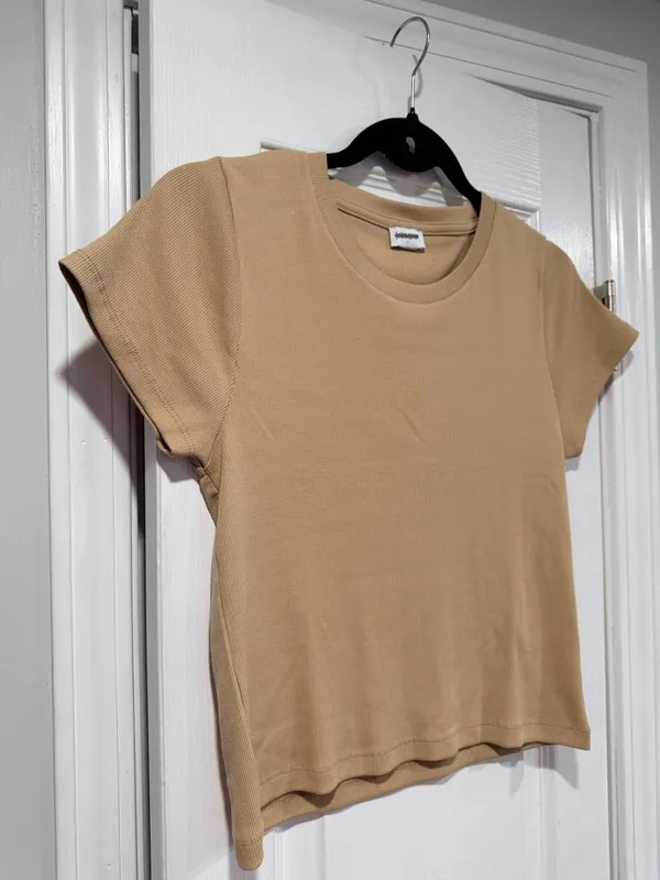 NWOT J. Crew Size M Tan Khaki Crew Neck Short Sleeve Ribbed Stretch Top - Image 4