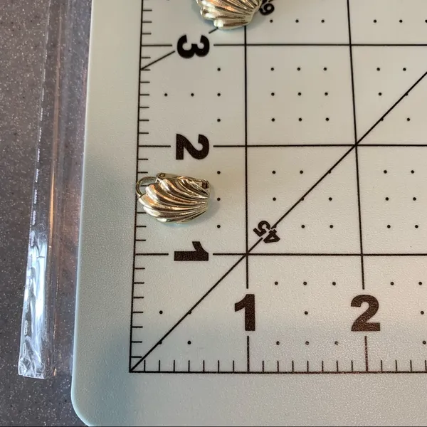 Vintage Gold Color Shell Shaped Clip-On Earrings - Image 5