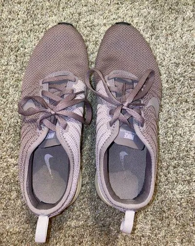 Nike Lavender Tennis Shoes - Image 4