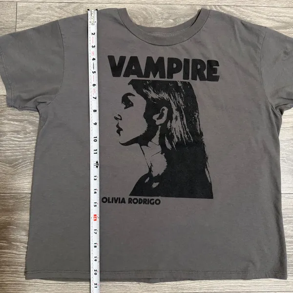 Olivia Rodrigo Vampire Graphic T-Shirt Size XL Gray Women GUTS Tour Merch - Image 4