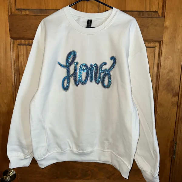 Detroit lions White Sweatshirt with Blue sequin glitter Lions logo size XL - Image 4