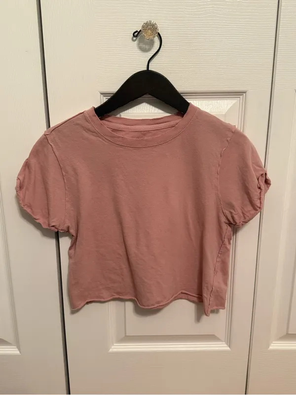 Free People The Perfect Boxy Cropped Tee in Pink - Image 2