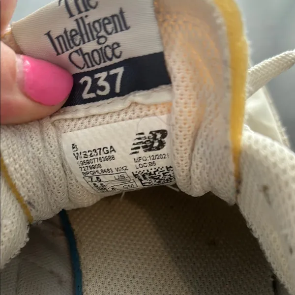 New Balance Pink and Cream Sneakers for‎ Stylish Comfort - Image 3