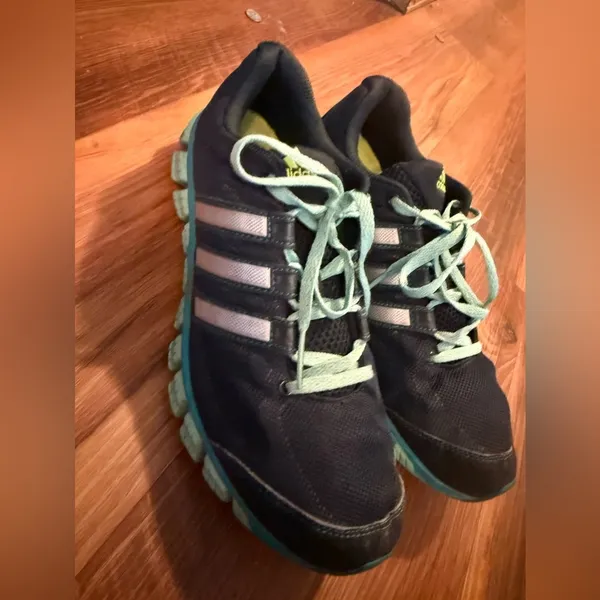 Adidas unisex running shoes super nice - Image 5