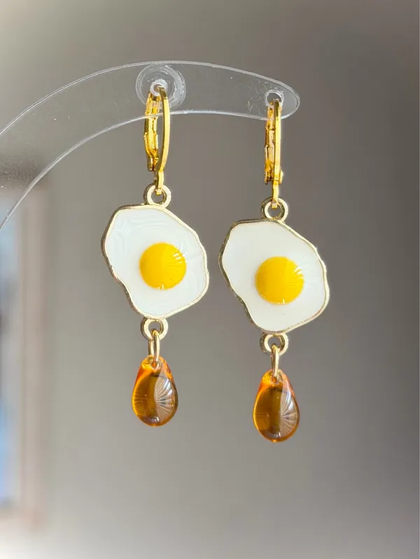 Handmade kawaii funky sunny side up eggs & amber color teardrop glass beads dangle earrings🍳💛 - Image 2