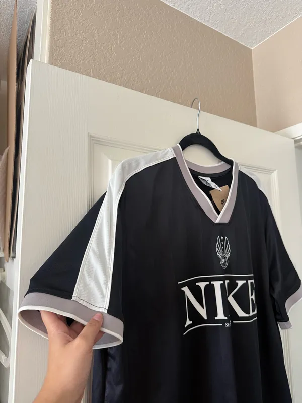 BNWT Women’s Nike V-Neck Jersey Top - Image 4