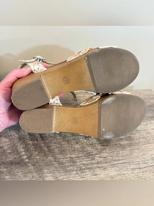 Universal Thread Faux Wood Clog Sandals Women’s Size 9.5 Floral Buckle Boho - Image 12