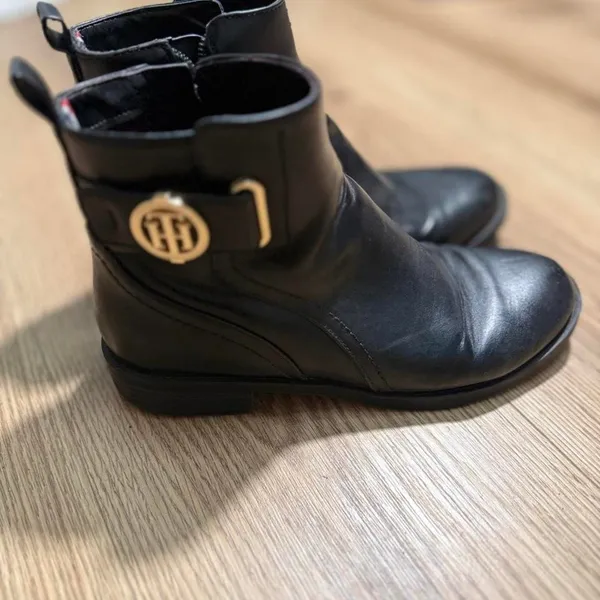 Tommy Hilfiger Black Leather Ankle Boots Gold Logo Buckle Side Zip Womens‎ 6M - Image 2
