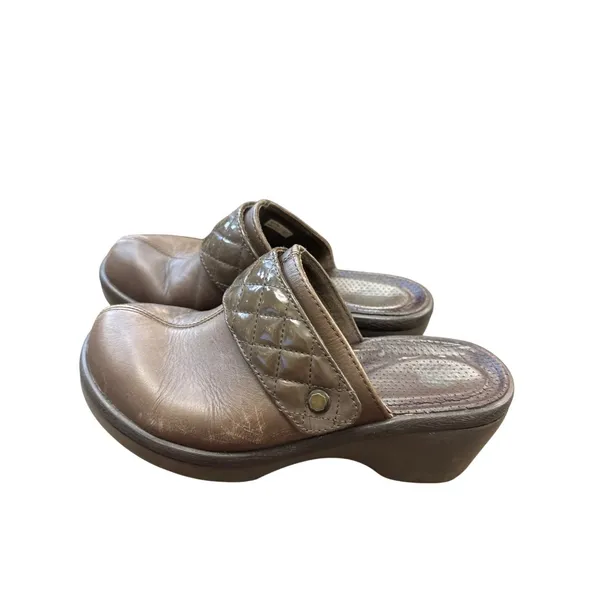 Crocs womens Brown Leather Cobbler Quilted Mules Size 7 SKU 6854 - Image 3