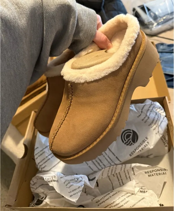 Women’s UGG Clogs Slip-On Platform - Image 3