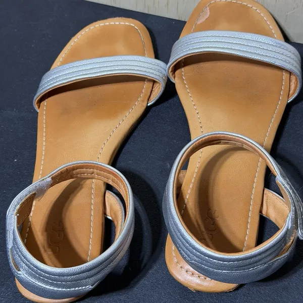 UGG‎ Women's Ethena silver leather flat ankle strap sandals Size 8 - Image 4