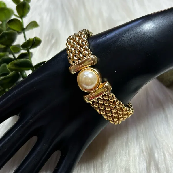 Vintage faux pearl popcorn chain magnetic closure gold tone bracelet - Image 7