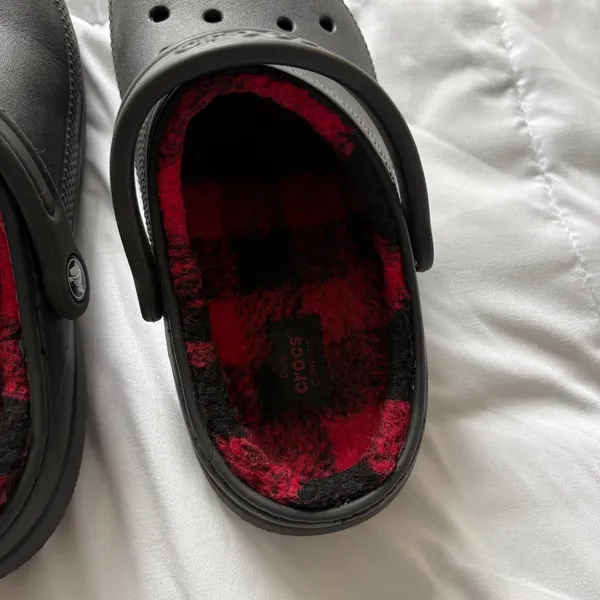 Crocs Classic Lined Clog Black Red Buffalo Plaid Fleece Womens 7 Clogs Winter - Image 2