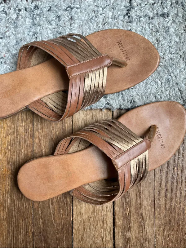 •Andrea strappy gold flat sandal• Size 8 - Image 5