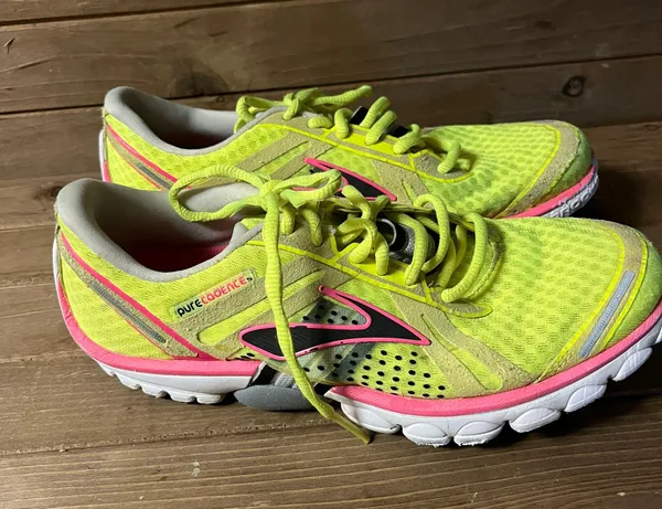 Brooks cadence neon yellow running shoes size 8 - Image 4